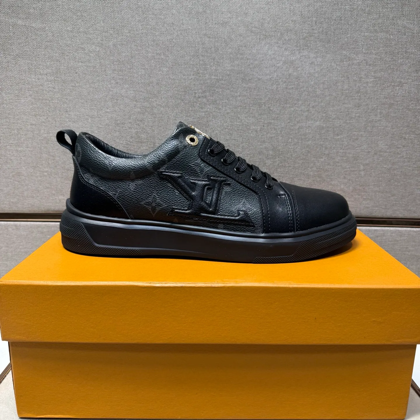 ⬛️Ex-factory price p400 [LV~] Men's casual shoes, 2025z cabinet sales simultaneously 🔶Code number: 38-44#️⃣ 🔷3 colors🔜The upper is made of multi-material splicing ➕Genuine leather lining, comfortable and breathable, sole: original comfortable and wear-resistant outsole, ⚠️real thing📱photographed🎬real thing is better📢📢📢